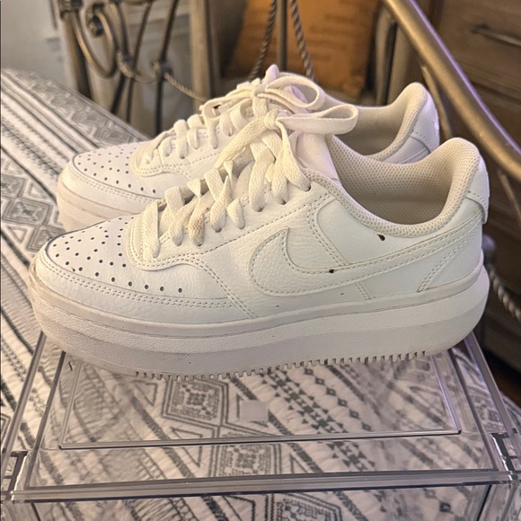 Nike White Women's Sneakers - Picture 2 of 4